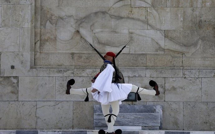 «Οι θεϊκοί γίγαντες με τις φουστανέλες»: Το αφιέρωμα του Associated Press στους πιο διάσημους στρατιώτες της Ελλάδας (εικόνες)